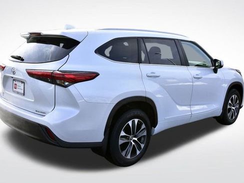 Certified 2023 Toyota Highlander XLE image 4