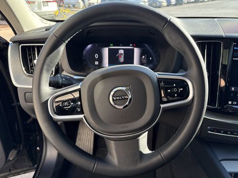 Used 2025 Volvo XC60 B5 Plus image 18