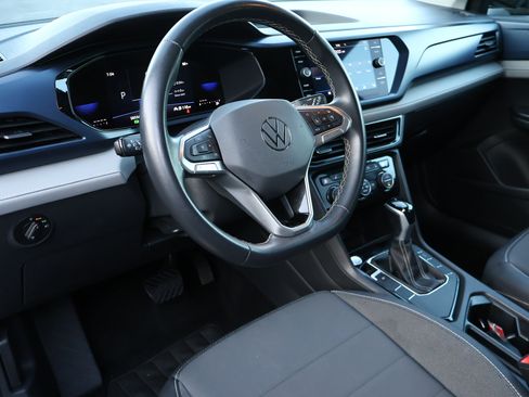 Used 2024 Volkswagen Taos SE FWD image 3