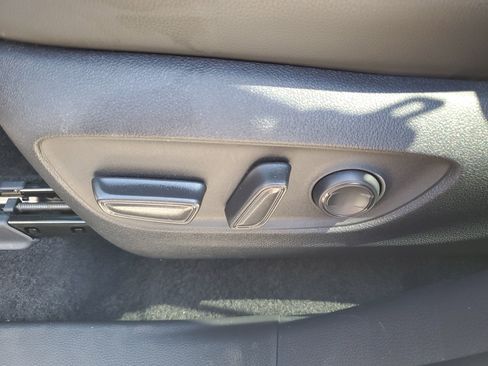 Used 2025 Toyota Highlander XLE FWD image 14