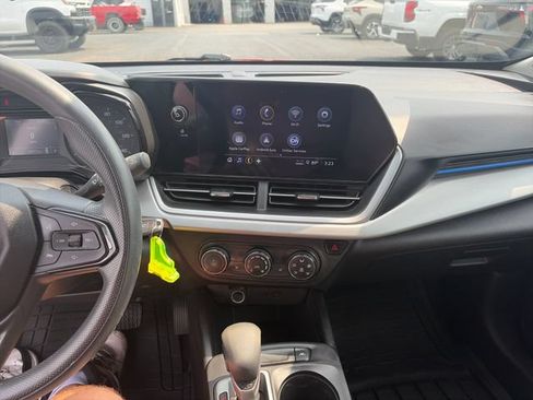 Used 2024 Chevrolet Trax LS w/ LS Convenience Package FWD image 17