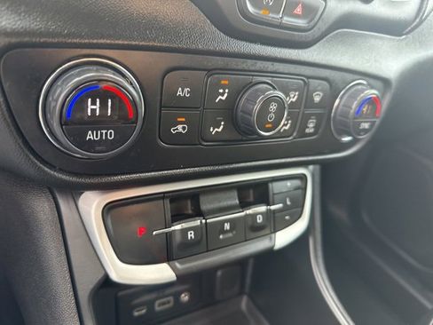 Used 2023 GMC Terrain SLT image 29