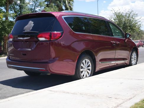 Used 2018 Chrysler Pacifica Touring-L FWD image 14