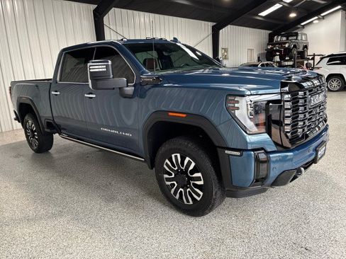Used 2025 GMC Sierra 2500 Denali Ultimate w/ Max Trailering Package AWD/4WD image 4