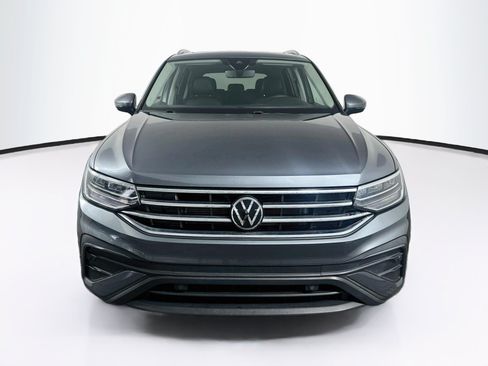 Used 2023 Volkswagen Tiguan SE w/ Panoramic Sunroof Package FWD image 2