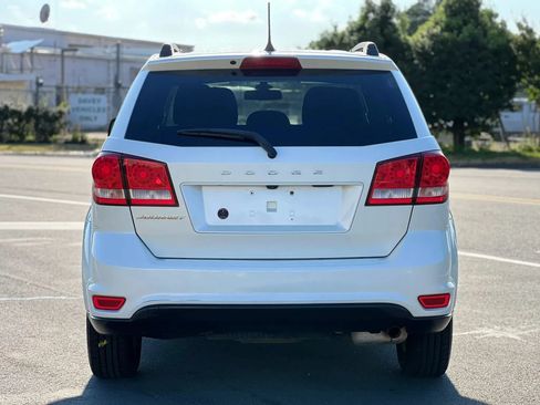 Used 2019 Dodge Journey SE w/ Premium Group FWD image 4