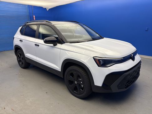 New 2026 Volkswagen Taos SE image 2