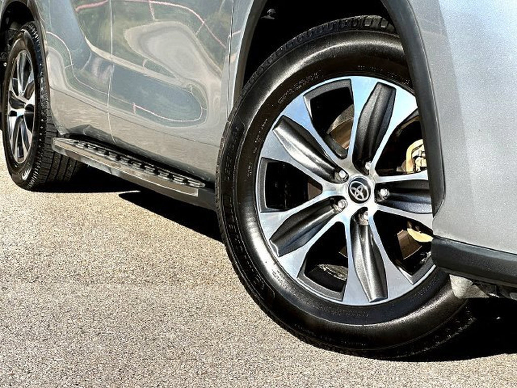 Used 2023 Toyota Highlander XLE FWD image 2