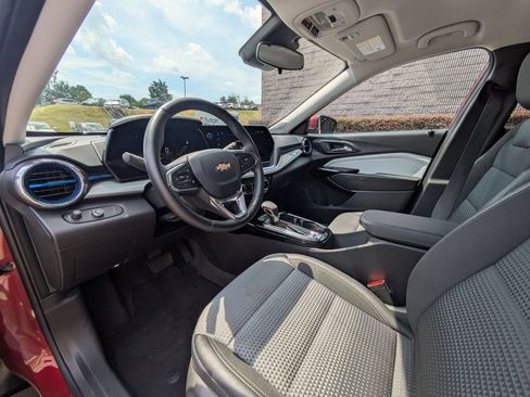 Used 2025 Chevrolet Trax LT w/ LT Convenience Package FWD image 15