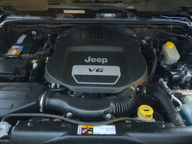 Used 2014 Jeep Wrangler Unlimited Sahara w/ Connectivity Group AWD/4WD image 19