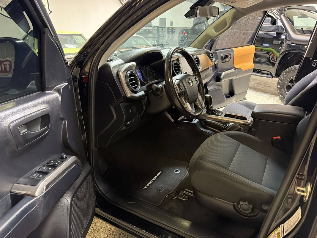 Used 2020 Toyota Tacoma SR5 RWD image 24