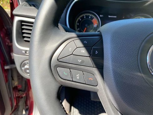 Used 2019 Jeep Cherokee Trailhawk image 16