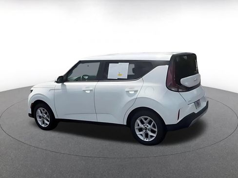 Used 2025 Kia Soul LX w/ LX Technology Package FWD image 10