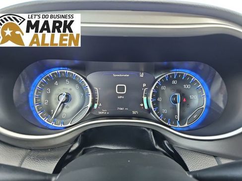 Used 2023 Chrysler Pacifica Touring-L FWD image 11