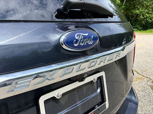 Used 2017 Ford Explorer XLT w/ Equipment Group 201A AWD/4WD image 33