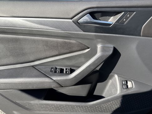 Used 2024 Volkswagen Jetta SE image 9