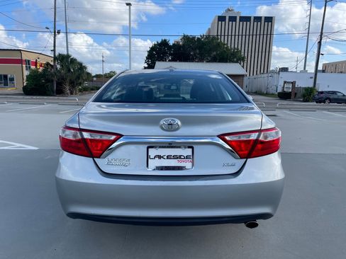 Used 2017 Toyota Camry XLE w/ Moonroof Package FWD image 4