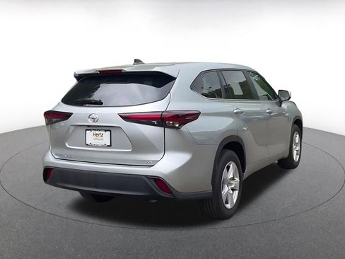 Used 2025 Toyota Highlander LE FWD image 14