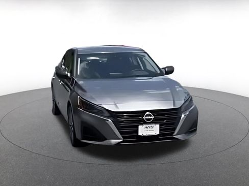 Used 2025 Nissan Altima 2.5 SV FWD image 14