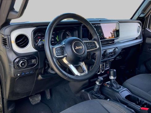 Used 2024 Jeep Wrangler Unlimited Sahara AWD/4WD image 17
