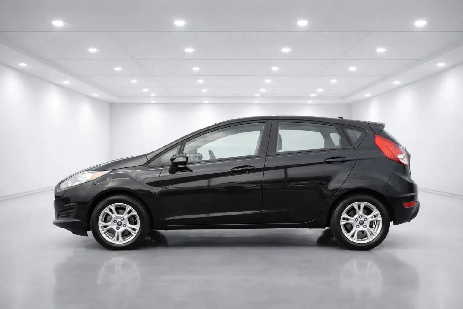 Used 2015 Ford Fiesta SE FWD image 2