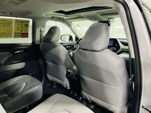 Used 2023 Toyota Highlander XLE image 33