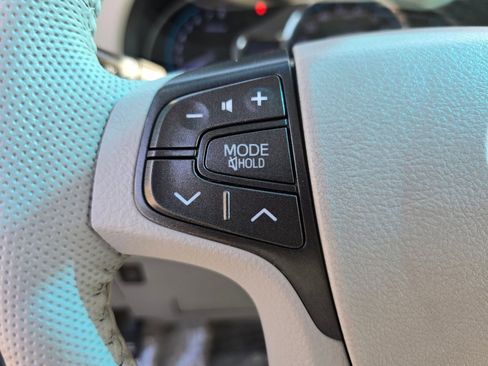 Used 2012 Toyota Sienna XLE FWD image 7
