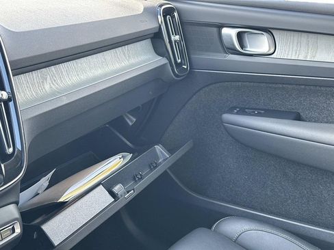 Used 2025 Volvo XC40 B5 Plus image 34