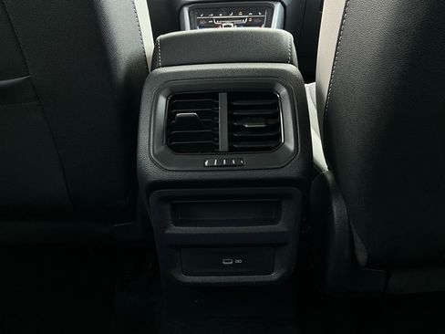 Used 2025 Volkswagen Taos SE image 13