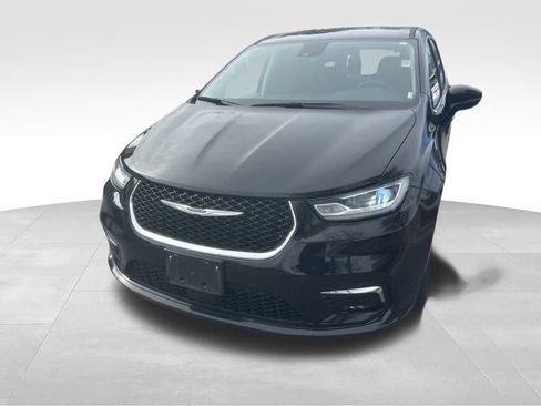 Used 2024 Chrysler Pacifica Touring-L image 2