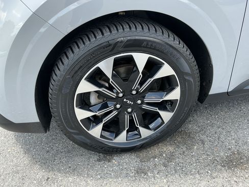 Used 2024 Kia Carnival EX FWD image 14