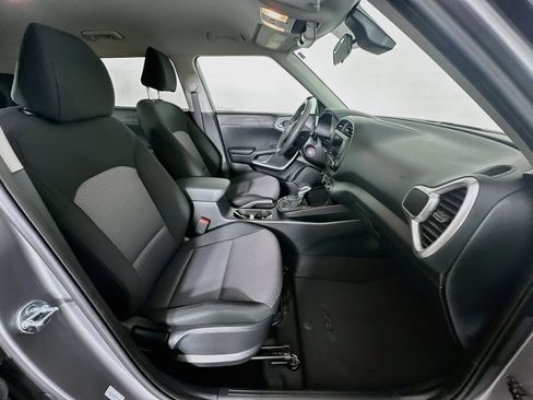 Used 2025 Kia Soul LX w/ LX Technology Package FWD image 29