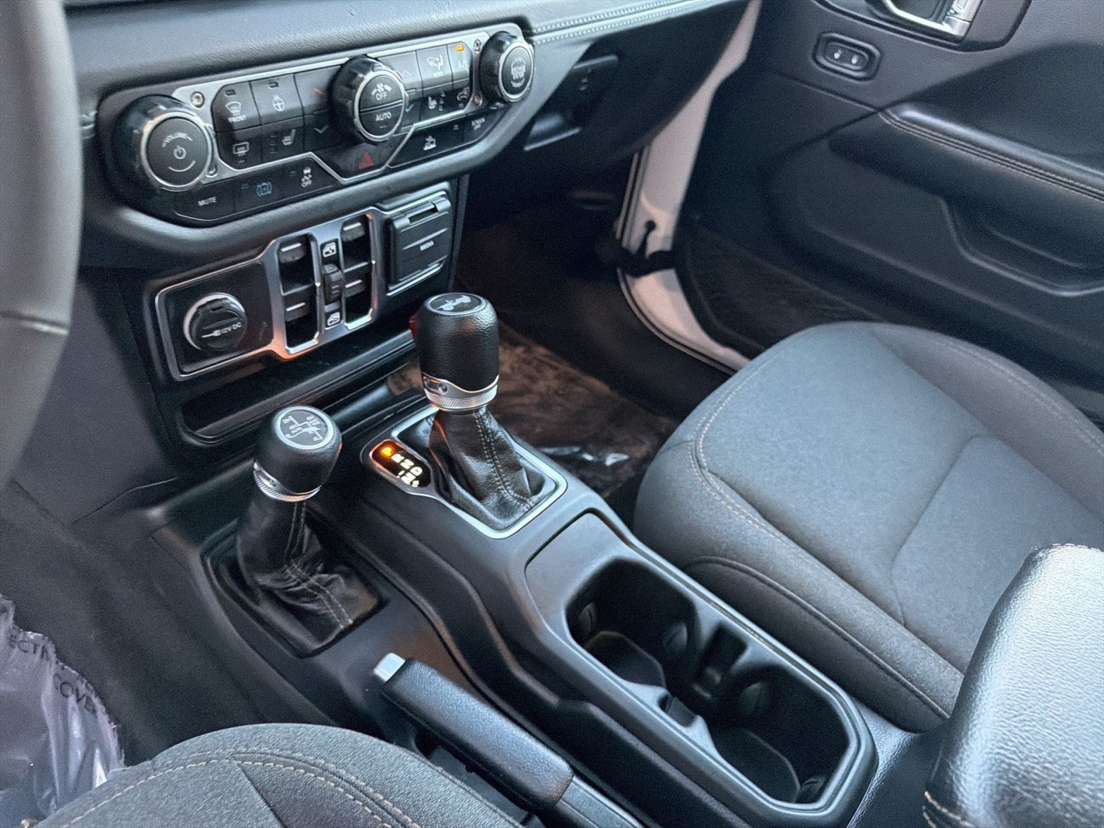 Used 2024 Jeep Wrangler Unlimited Sahara AWD/4WD image 17