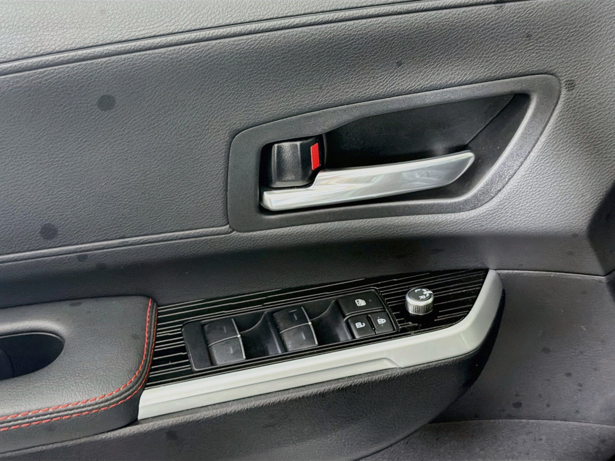 Used 2025 Toyota Sienna XSE FWD image 15