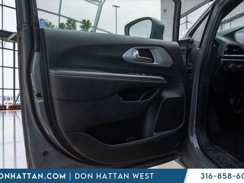 Used 2021 Chrysler Pacifica Touring w/ S Appearance Package FWD image 15
