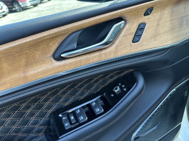 Used 2024 Jeep Grand Cherokee L Summit AWD/4WD image 17