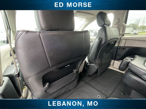 Used 2023 Chrysler Pacifica Touring-L FWD image 20