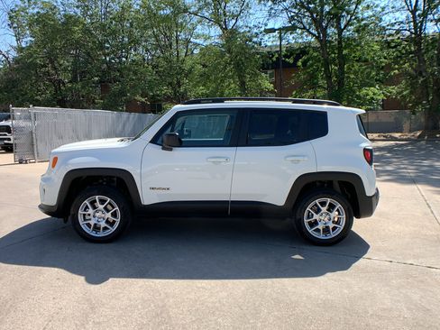 Used 2023 Jeep Renegade Latitude w/ Premium Group AWD/4WD image 2