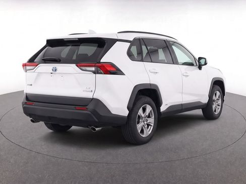 Used 2023 Toyota RAV4 LE AWD/4WD image 4