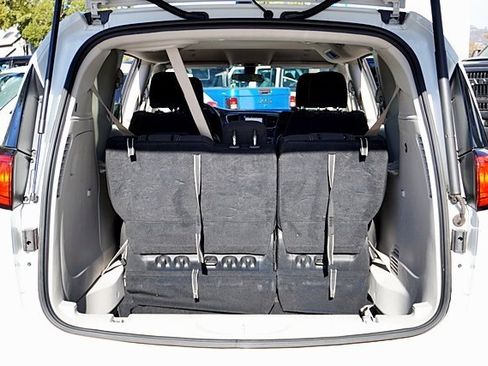 Used 2022 Chrysler Voyager LX image 13