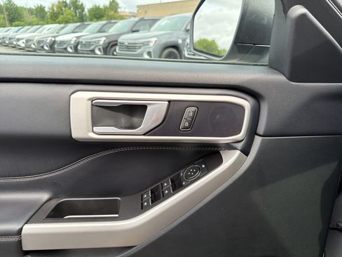 Used 2023 Ford Explorer XLT AWD/4WD image 15