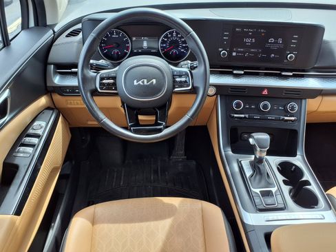 Used 2024 Kia Carnival LX FWD image 2
