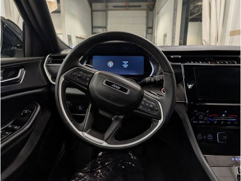 Used 2024 Jeep Grand Cherokee L Laredo image 12