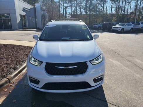 Used 2022 Chrysler Pacifica Touring-L image 9