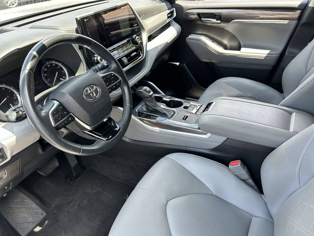 Used 2021 Toyota Highlander Platinum FWD image 10