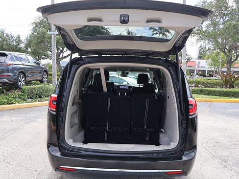 Used 2023 Chrysler Pacifica Touring-L FWD image 18