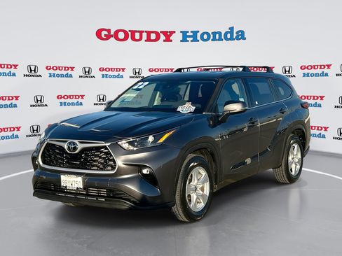 Used 2022 Toyota Highlander LE image 1