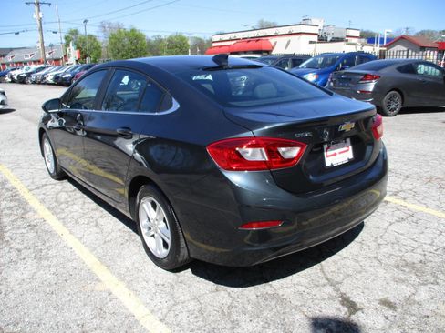 Used 2017 Chevrolet Cruze LT image 2
