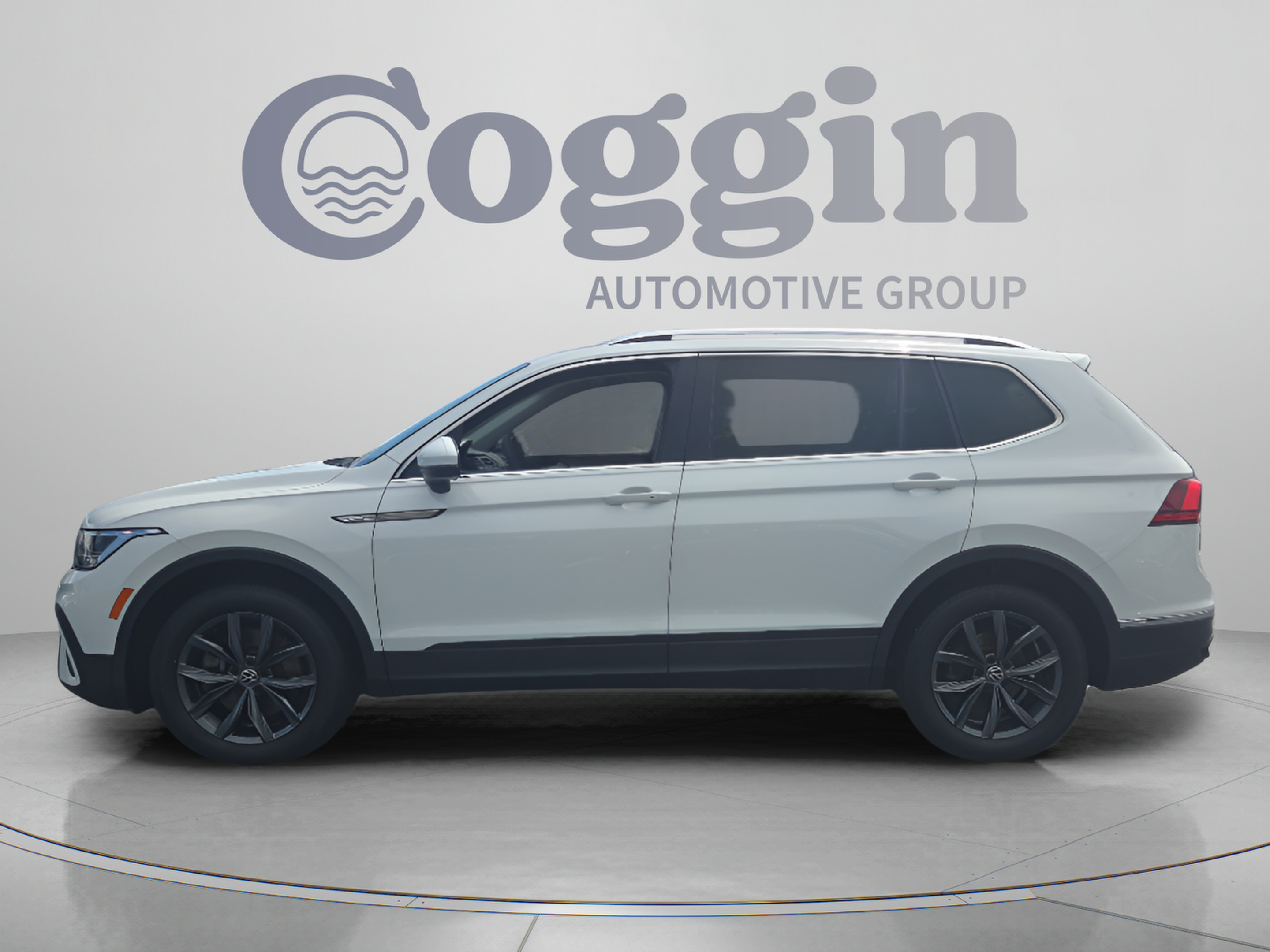 Used 2022 Volkswagen Tiguan SE FWD image 2