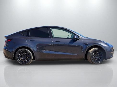 Used 2024 Tesla Model Y 2WD image 3